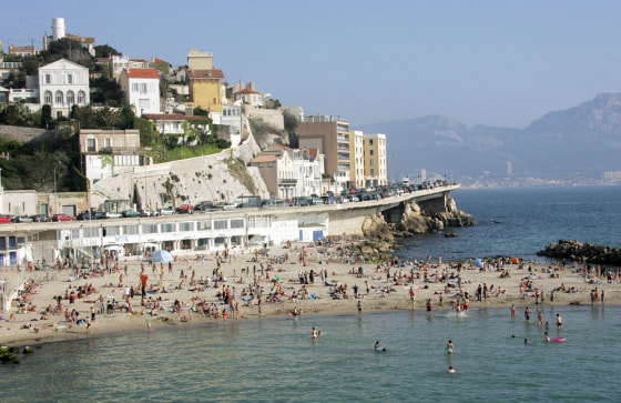 People enjoy the sunny weather, 22 April